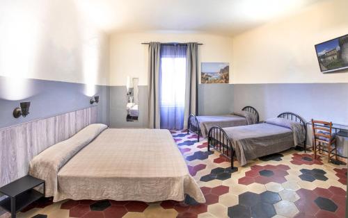 萨尔扎纳阿尔伯哥拉维勒塔酒店的一间医院间,设有两张床和窗户
