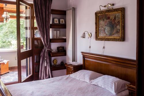 苏恰瓦拉皮索蒂亚宾馆的卧室配有一张床,墙上挂着一幅画