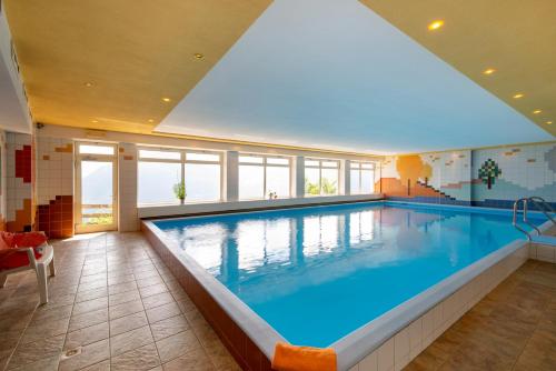 斯卢德尔诺B & B Apartments Ortlerblick的大房间的一个大型游泳池