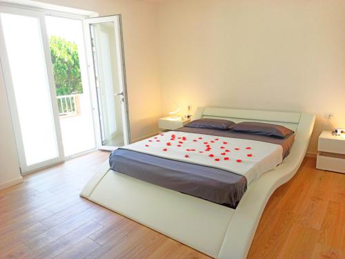奥罗塞伊Guest House - La bella vita的一间卧室配有一张红色鲜花的大床
