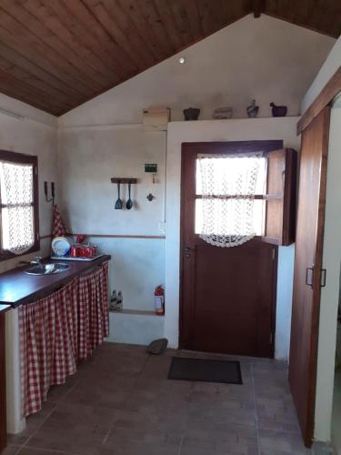 Isla PatrullaEl Rancho de Chispero的厨房设有门和桌子台