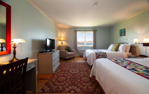 特威林盖特安可尔套房酒店的酒店客房设有两张床和电视。