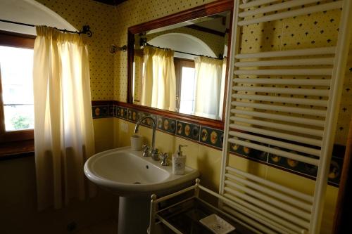 诺切劳恩布拉Casa Vacanze Campo d'Arco的一间带水槽和镜子的浴室