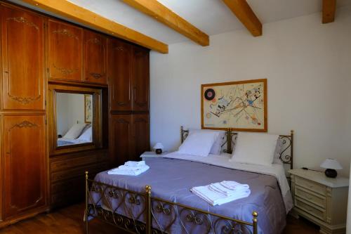 诺切劳恩布拉Casa Vacanze Campo d'Arco的一间卧室配有一张床、梳妆台和镜子