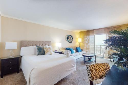 沃尔顿堡滩Islander Condominiums I的一间卧室配有一张大床和一张沙发