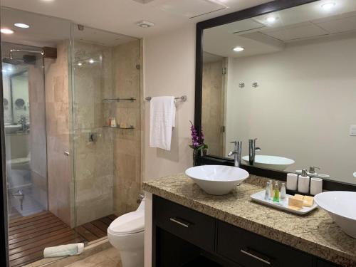 墨西哥城St Isidro Suites Corporate Housing SPA & Wellness Center的一间带两个盥洗盆和淋浴的浴室