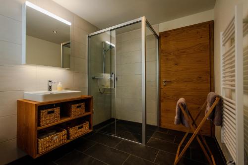 安德马特B&B Ursi的一间带水槽和玻璃淋浴的浴室