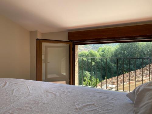 瓦伦西亚Casa del Portón的一间卧室设有一张床和一个大窗户