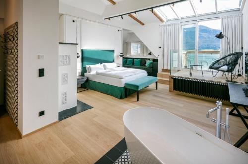 圣沃尔夫冈兰德豪斯祖阿佩巴奇酒店的一间卧室设有一张床和一间客厅。