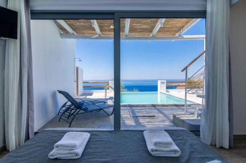 SellíaPyrgos Exclusive的一间卧室配有一张床,享有游泳池的景色