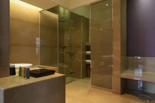 台北城市商旅 - 南东馆 的带淋浴的浴室和玻璃门