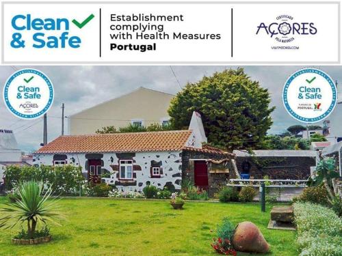 英雄港Fisherman's House Azores的一张房子的照片,上面有干净安全的标志