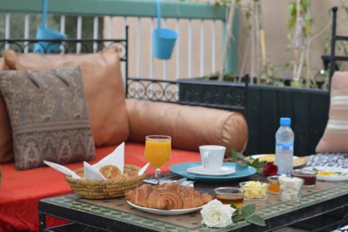 马拉喀什BED SQUARE Hostel的咖啡桌,早餐食品和饮料