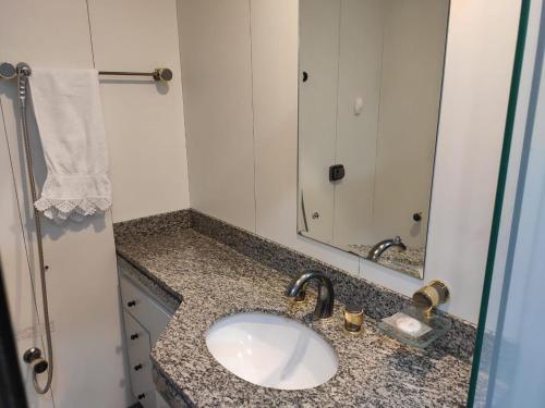 巴西利亚Condomínio Metropolitan - Centro de Brasília A216A的一间带水槽和镜子的浴室