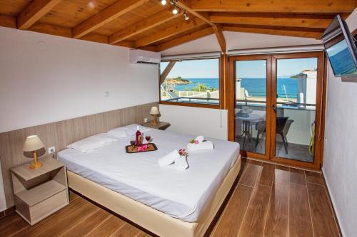 尼亚普拉莫斯The Blue Beach Apartments的一间卧室设有一张床,享有海景