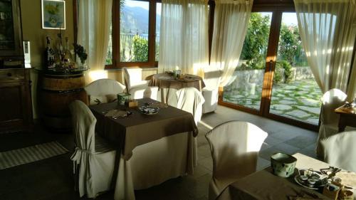 蒙特罗索阿尔马雷La Cabana Cinque Terre Monterosso的一间带2张桌子和椅子的用餐室以及窗户。