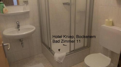 博克讷姆克内普酒店的带淋浴、卫生间和盥洗盆的浴室
