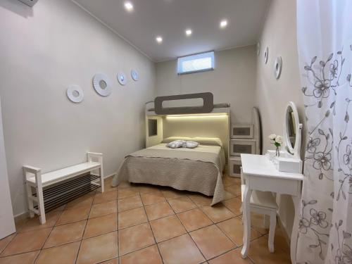 庞贝La casa di Vesta的一间卧室配有床、水槽和镜子