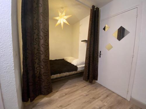 莱索尔Orrianes'home的走廊上设有一张床和一星的房间