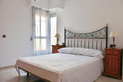坎佩略Costa Azul Primera Linea的卧室配有白色的床和窗户。