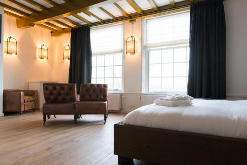 维里麒麟酒店的一间卧室配有一张床、一把椅子和窗户。