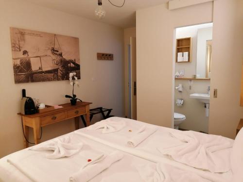卢塞恩Easy-Living Buholz Hoch 12的一间带白色床的卧室和一间浴室