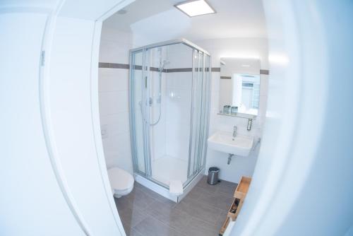腓特烈港City Apartments FN L8 KLIMATISIERT的带淋浴、卫生间和盥洗盆的浴室