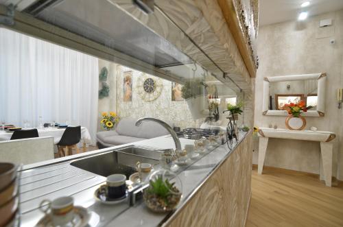 卡塞塔CASERTA DELUXE BIS的一个带水槽的厨房和一间客厅