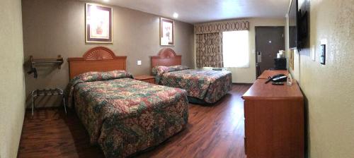 盖恩斯维尔盖恩斯维尔小屋酒店的酒店客房配有两张床和一张书桌