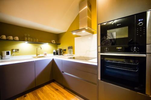 利兹Maison Parfaite LS1 - Luxury City Centre Suites的厨房配有水槽和微波炉