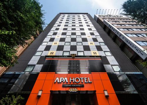 东京APA Hotel Ueno Hirokoji的上面有酒店标志的高楼