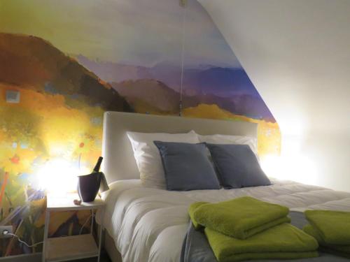 赫尔Kitrino的一间卧室配有一张壁画床