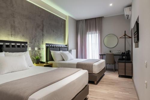 拉里萨公园酒店的酒店客房配有两张床和一张书桌