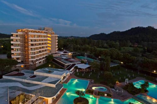 加尔齐尼亚诺辉煌酒店的享有酒店空中美景,设有游泳池