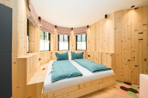 玛丽亚阿尔姆Stadlhof的卧室配有木墙内的一张床
