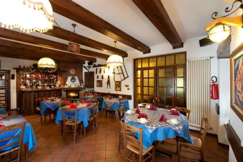 Villar PelliceHotel Palavas的一间配备有蓝色桌椅的用餐室