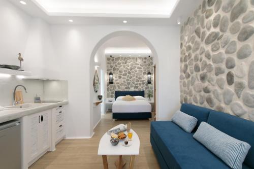 纳克索乔拉Hora Seaside Suites的客厅配有蓝色的沙发和床。