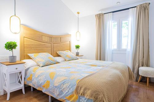 奥利特La casa de la abuela的一间卧室配有一张大床和木制床头板
