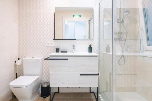 奥利特La casa de la abuela的白色的浴室设有卫生间和淋浴。