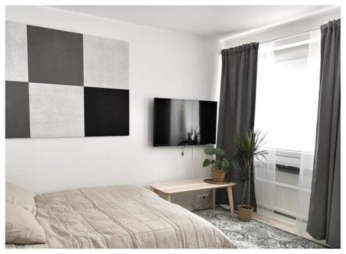 波里Gallen-Kallelankatu 5的一间卧室配有一张床、一张桌子和一个窗户。