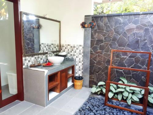 新加拉惹Villa Madja的一间带水槽和镜子的浴室