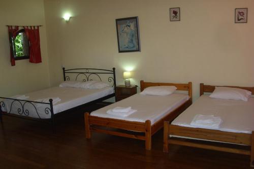 PantokratorasArt House的双床间设有2张单人床。