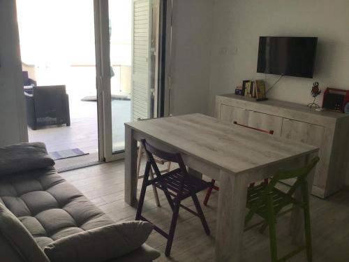 罗萨岛Isuledda的客厅配有木桌和椅子