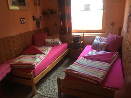 福纽德MG Apartmanház的带窗户的客房内设有两张单人床。
