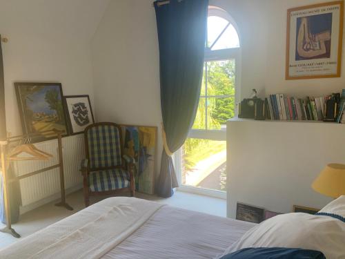 锡河边的圣奥班La Grange的一间卧室设有一张床、一个窗口和一把椅子