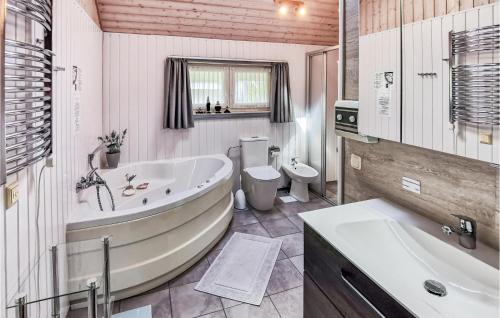 雷希林Amazing Home In Rechlin With Kitchen的带浴缸、卫生间和盥洗盆的浴室