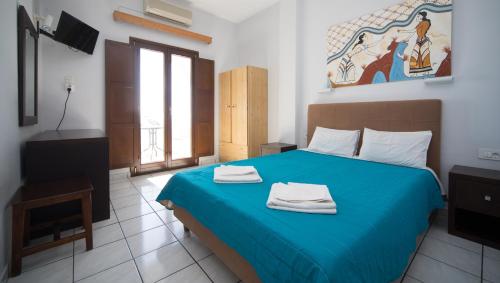 费拉斯泰拉别墅酒店的一间卧室配有蓝色的床和毛巾