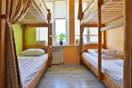 基辅莱特赖福旅馆的客房设有两张双层床和一扇窗户。