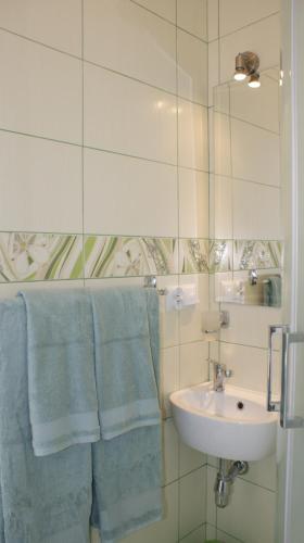 克拉斯诺布鲁德Noclegi Pod Różą的浴室配有盥洗盆、镜子和毛巾