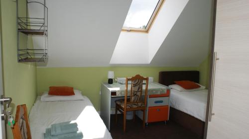 克拉斯诺布鲁德Noclegi Pod Różą的客房设有两张床、一张桌子和一个窗户。